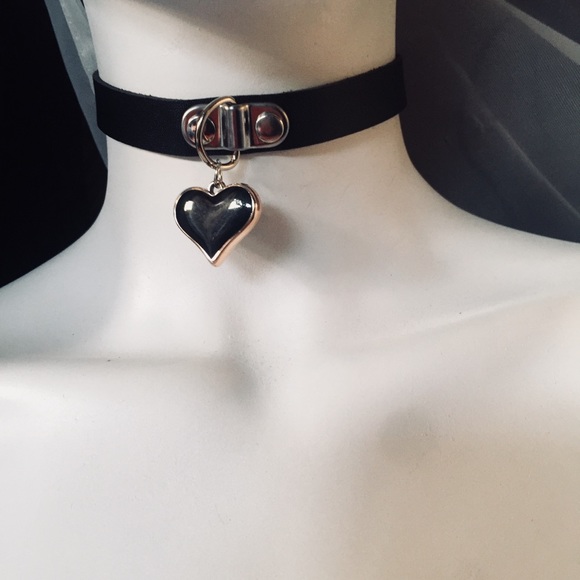 Black Faux Leather Choker w/Heart Pendant - Picture 3 of 4